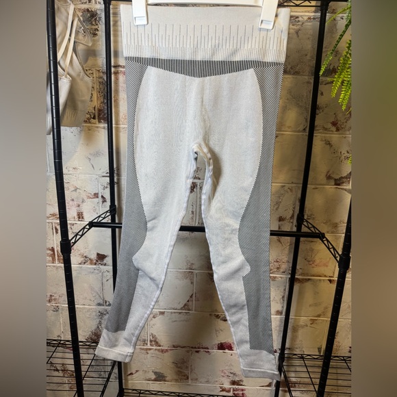 Stylish Gray Sports Bra and Leggings Set Sz L - Picture 2 of 13